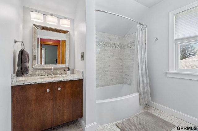 3072 S 31st Street, Omaha, NE 68105