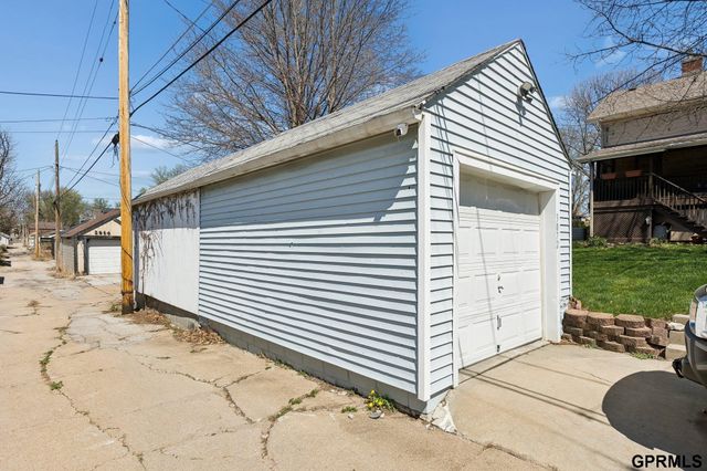 3072 S 31st Street, Omaha, NE 68105