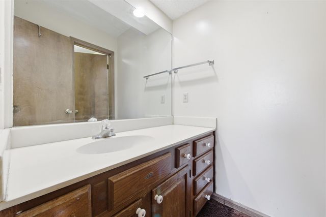 1462 S Goebel Cir, Wichita, KS 67207