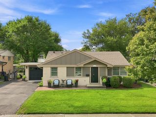 534 E PARK Avenue, Elmhurst, IL 60126