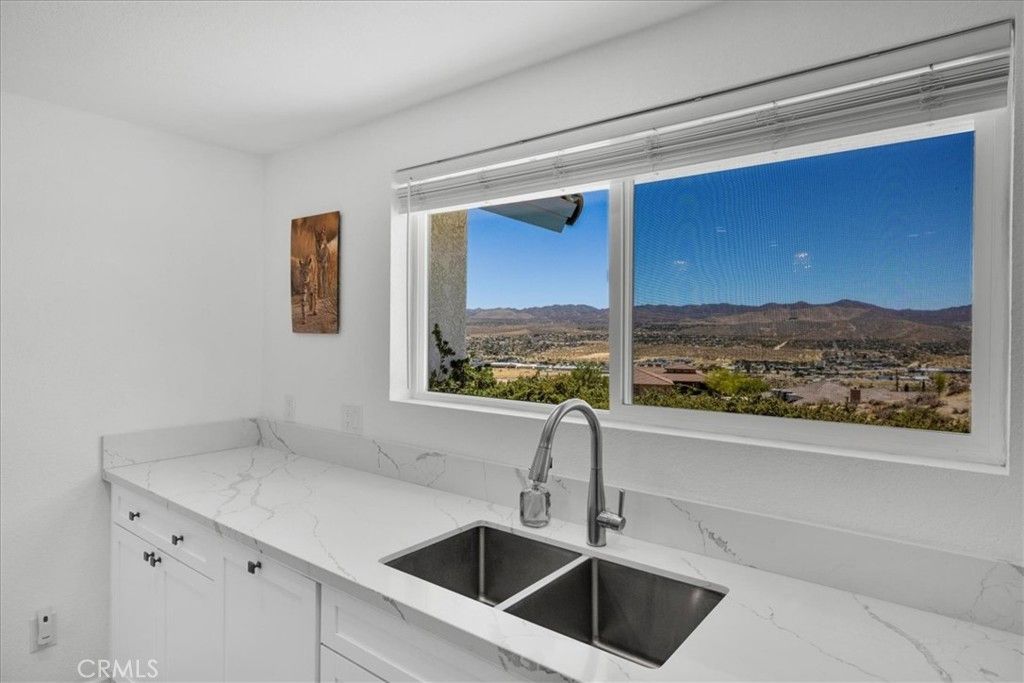 Image 15 of property listing at 6177 Mandarin Road, Yucca Valley, CA 92284