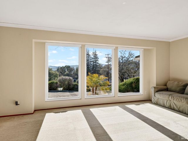 1790 Deerwood Dr, Ukiah, CA 95482