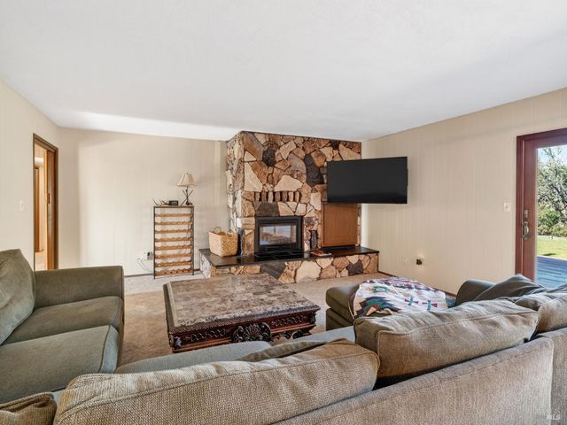 1790 Deerwood Dr, Ukiah, CA 95482