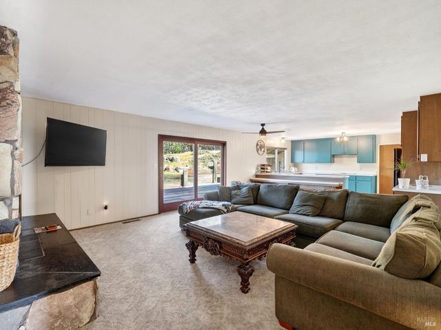 1790 Deerwood Dr, Ukiah, CA 95482