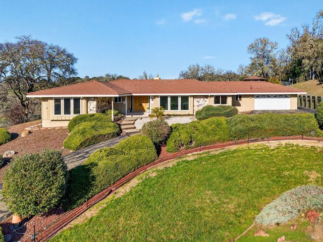 1790 Deerwood Dr, Ukiah, CA 95482