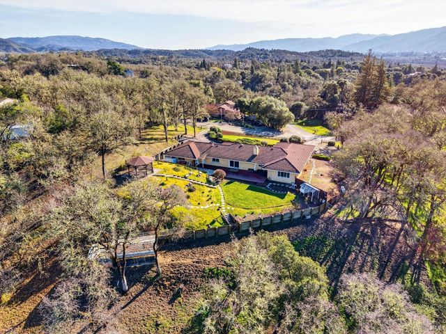 1790 Deerwood Dr, Ukiah, CA 95482