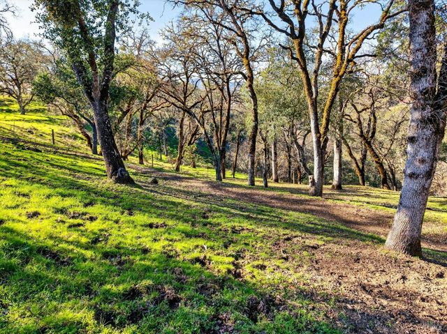 1790 Deerwood Dr, Ukiah, CA 95482