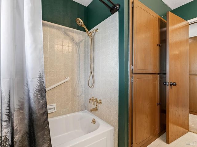 1790 Deerwood Dr, Ukiah, CA 95482