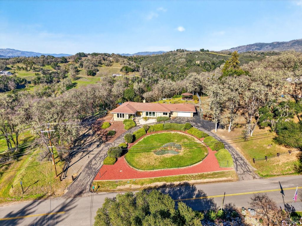 1790 Deerwood Dr, Ukiah, CA 95482