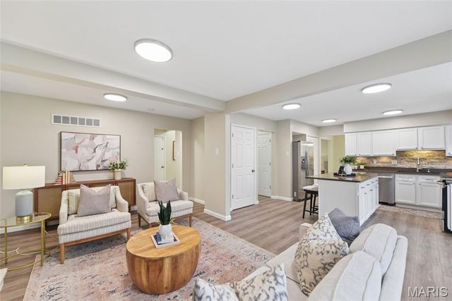 847 Weatherwood Drive, Manchester, MO 63021