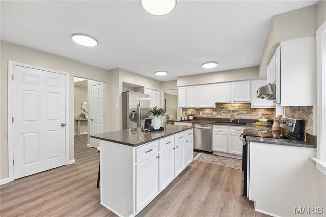 847 Weatherwood Drive, Manchester, MO 63021