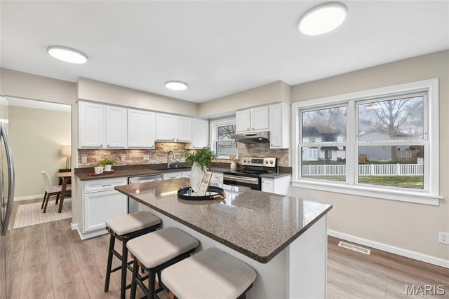 847 Weatherwood Drive, Manchester, MO 63021