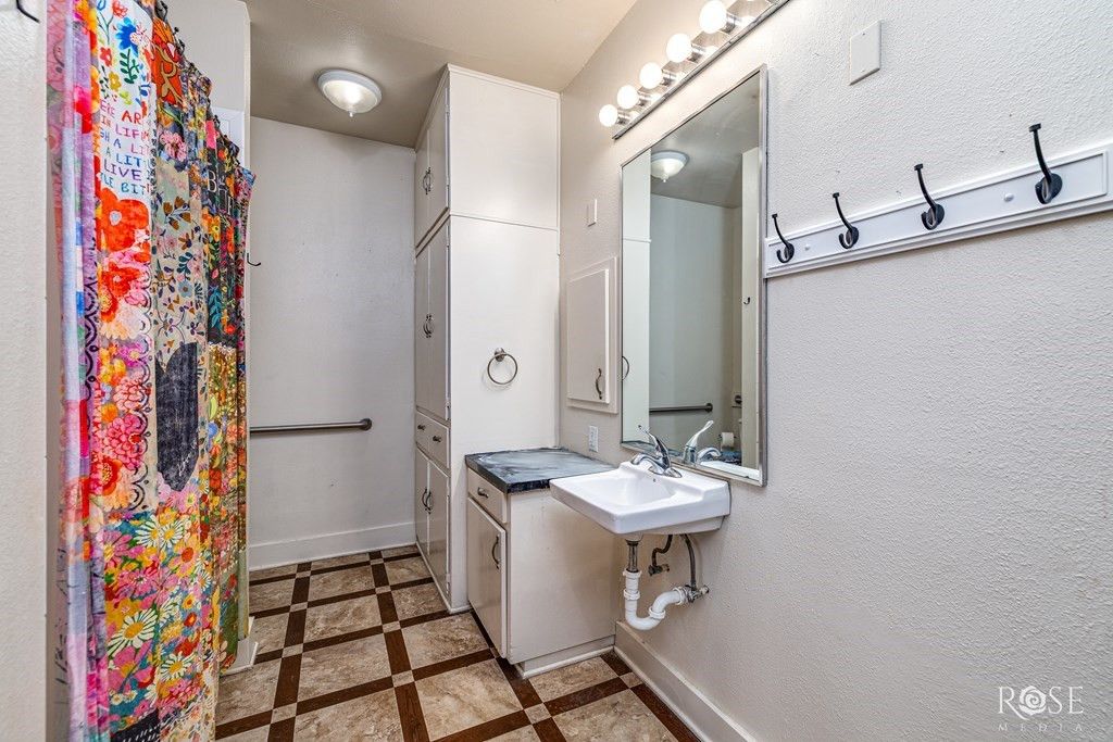 Image 12 of property listing at 423 S Washington Drive, San Angelo, TX 76901