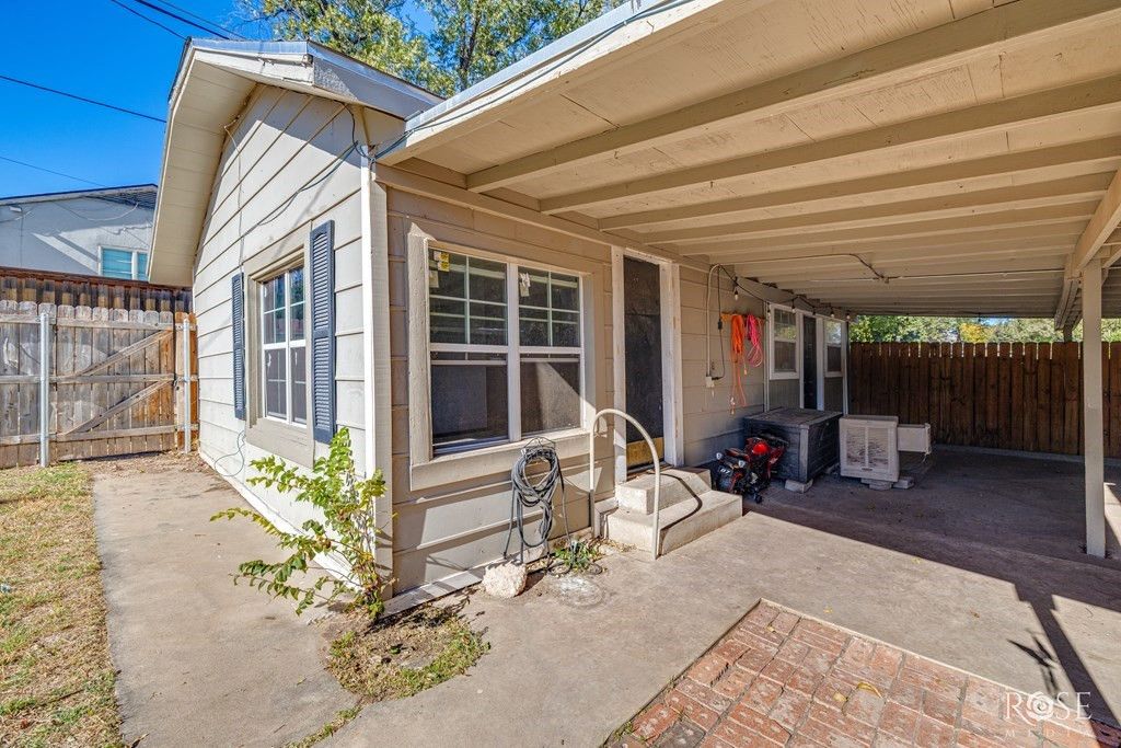 Image 24 of property listing at 423 S Washington Drive, San Angelo, TX 76901