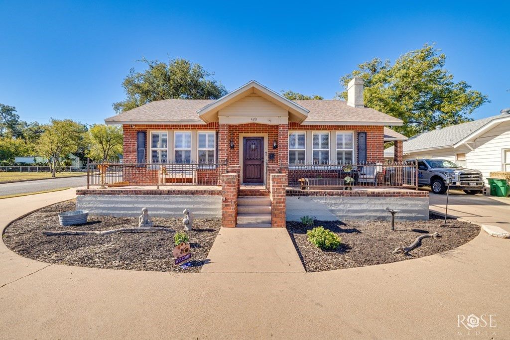 Image 4 of property listing at 423 S Washington Drive, San Angelo, TX 76901