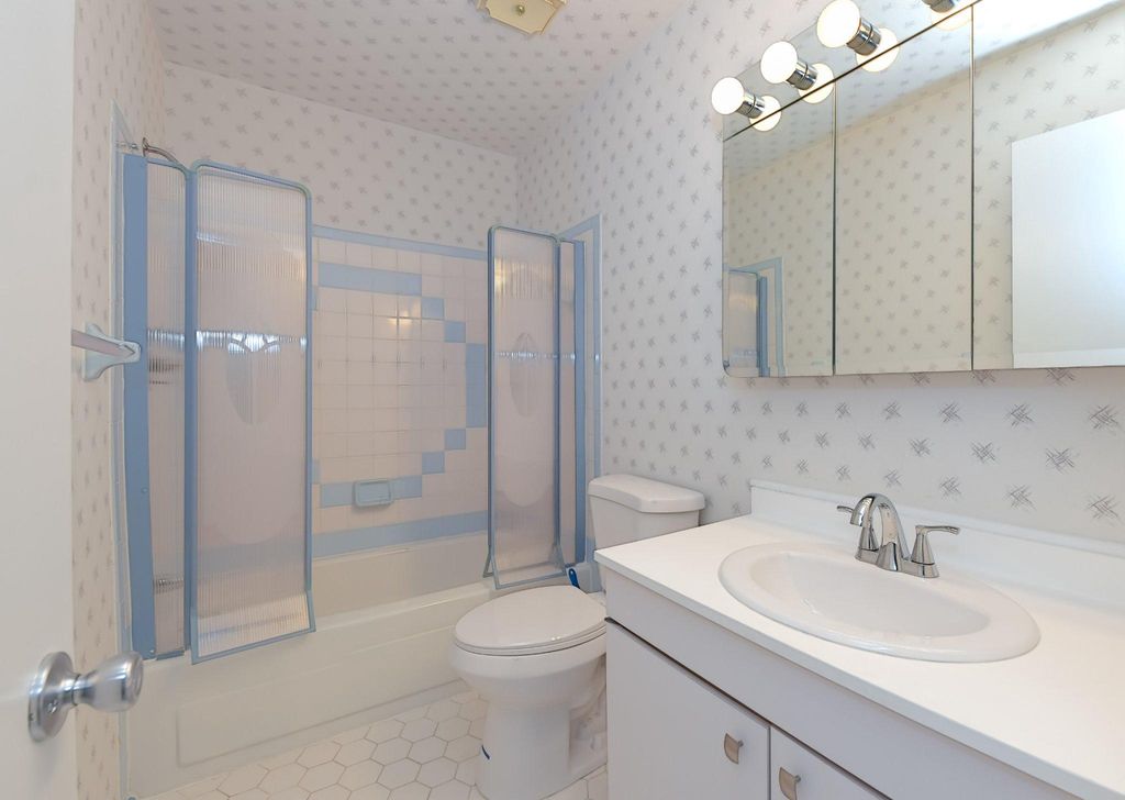 Image 17 of property listing at 45 PENNY LN #45, Baltimore, MD 21209