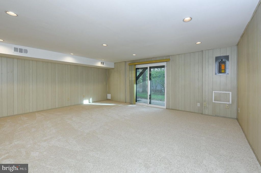 Image 22 of property listing at 45 PENNY LN #45, Baltimore, MD 21209