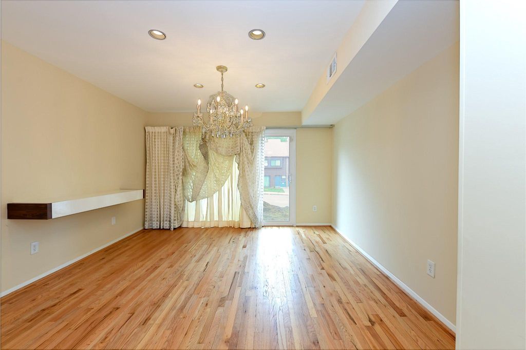 Image 7 of property listing at 45 PENNY LN #45, Baltimore, MD 21209