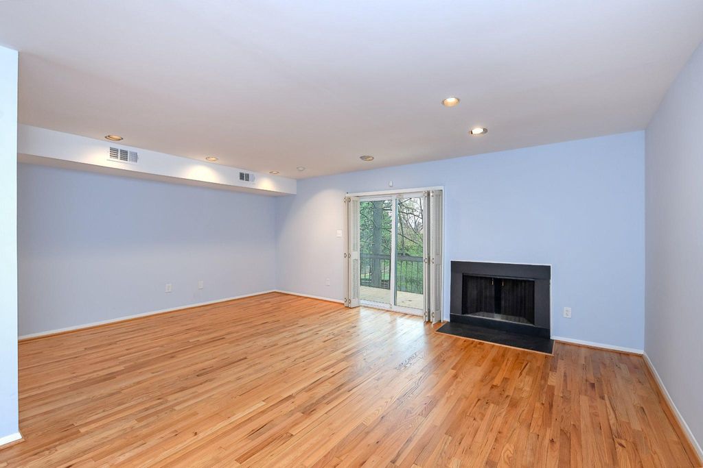 Image 10 of property listing at 45 PENNY LN #45, Baltimore, MD 21209