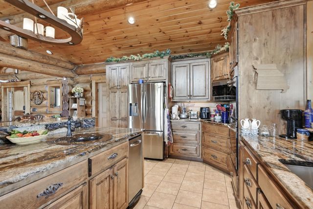 560 County Road 170, Diamond, MO 64840