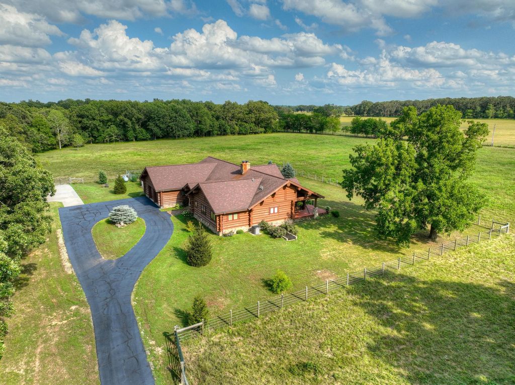 560 County Road 170, Diamond, MO 64840