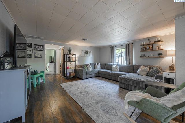 805 Babs Ave, Benton City, WA 99320