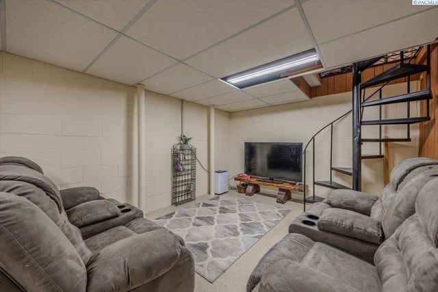 805 Babs Ave, Benton City, WA 99320