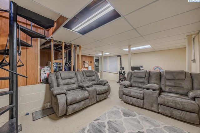 805 Babs Ave, Benton City, WA 99320