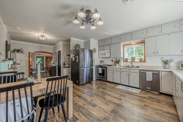 805 Babs Ave, Benton City, WA 99320