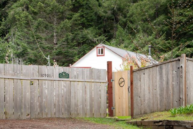 10901 Gurley Ln, Mendocino, CA 95460