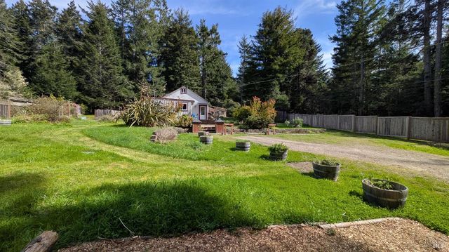 10901 Gurley Ln, Mendocino, CA 95460