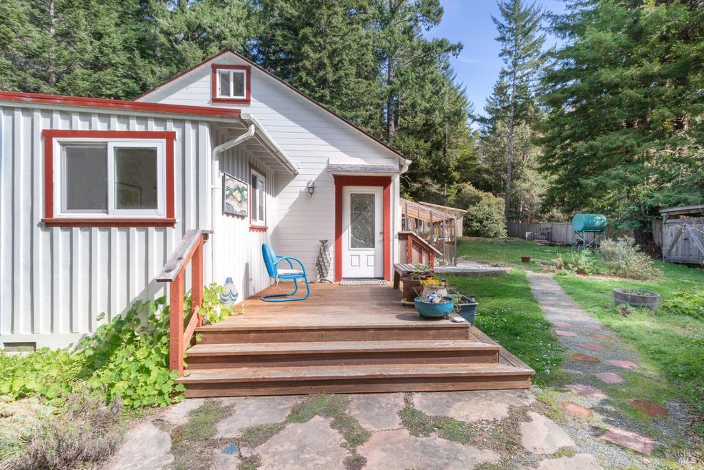 10901 Gurley Ln, Mendocino, CA 95460