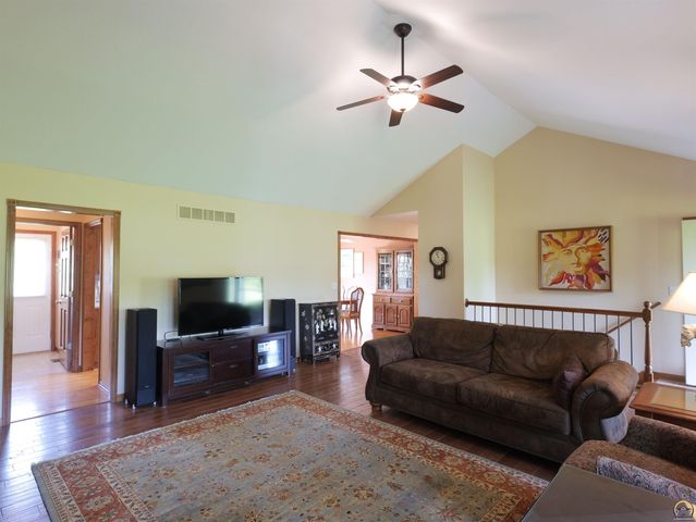 25029 Dehoff RD, Tonganoxie, KS 66086