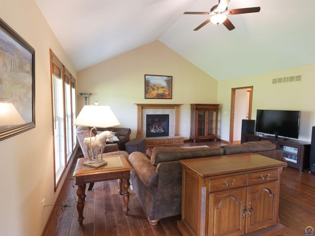 25029 Dehoff RD, Tonganoxie, KS 66086