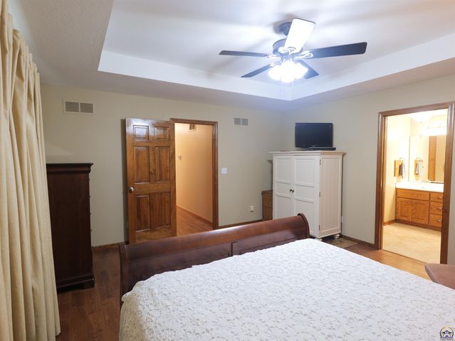 25029 Dehoff RD, Tonganoxie, KS 66086