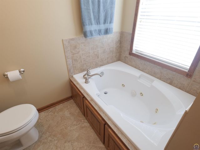 25029 Dehoff RD, Tonganoxie, KS 66086