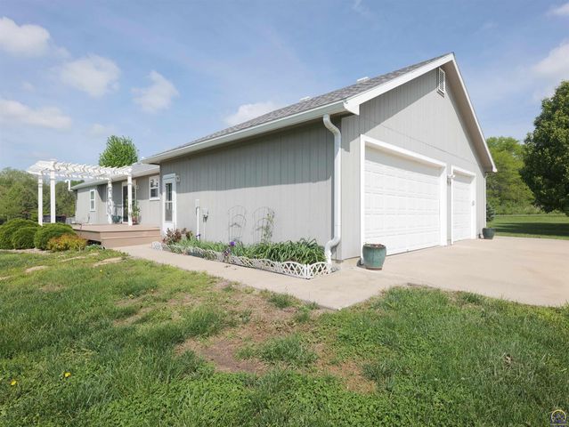 25029 Dehoff RD, Tonganoxie, KS 66086