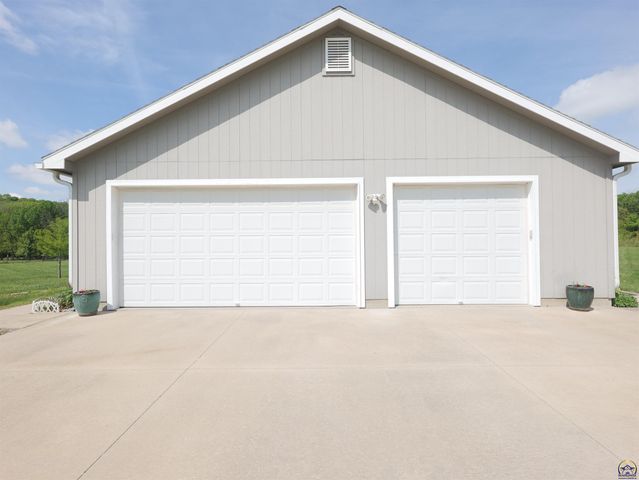 25029 Dehoff RD, Tonganoxie, KS 66086