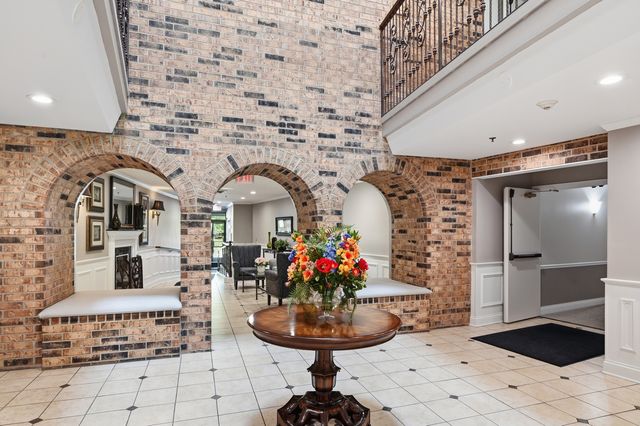 501 Lake Hinsdale Drive 408, Willowbrook, IL 60527
