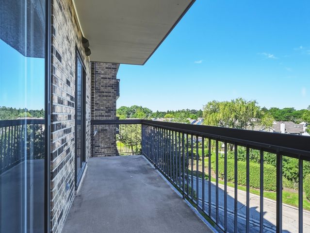 501 Lake Hinsdale Drive 408, Willowbrook, IL 60527