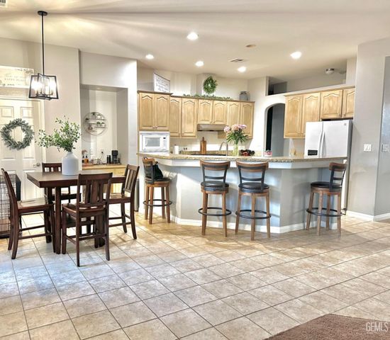 18 Claudia Autumn Drive, Bakersfield, CA 93314