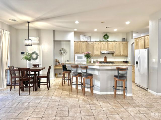 18 Claudia Autumn Drive, Bakersfield, CA 93314