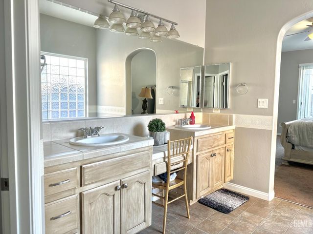 18 Claudia Autumn Drive, Bakersfield, CA 93314