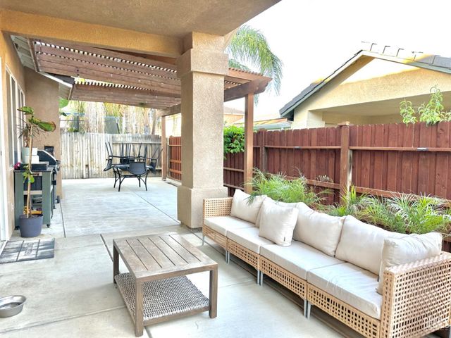 18 Claudia Autumn Drive, Bakersfield, CA 93314