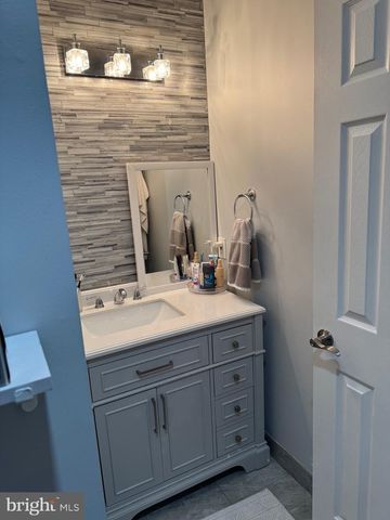 574 S MOUNT VERNON CIR, Bensalem, PA 19020