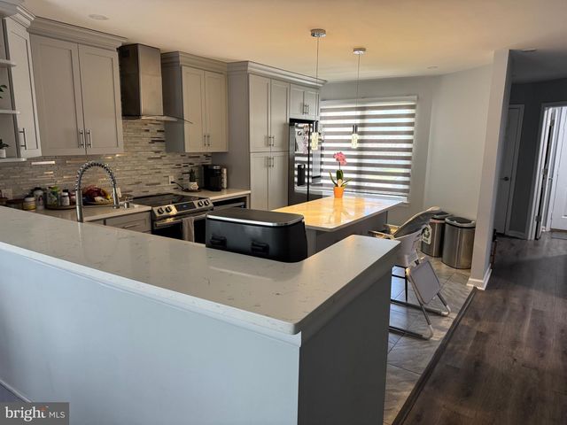 574 S MOUNT VERNON CIR, Bensalem, PA 19020