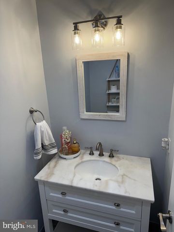 574 S MOUNT VERNON CIR, Bensalem, PA 19020