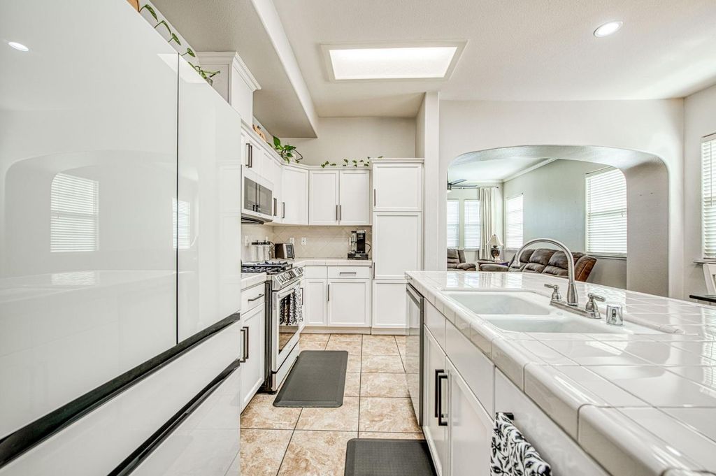 Image 12 of property listing at 3683 W Black Walnut Lane, Fresno, CA 93711