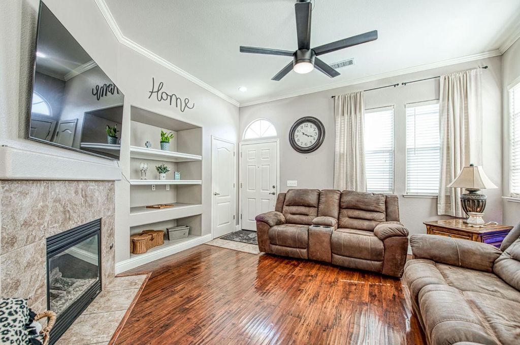 Image 5 of property listing at 3683 W Black Walnut Lane, Fresno, CA 93711