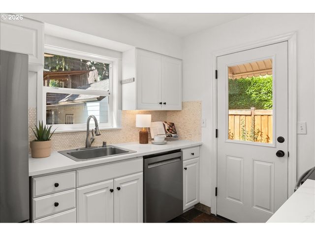 1726 Se REEDWAY St, Portland, OR 97202